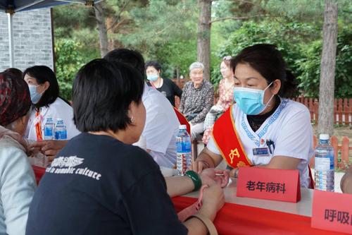 志愿服务"摊位",以医疗卫生服务,健康知识宣传,健康教育咨询,志愿服务