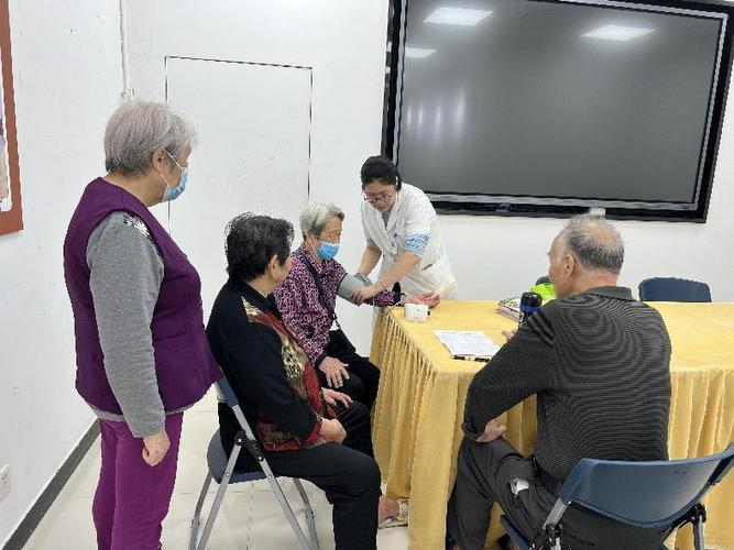 温泉街道东大社区:健康小屋开展健康咨询服务